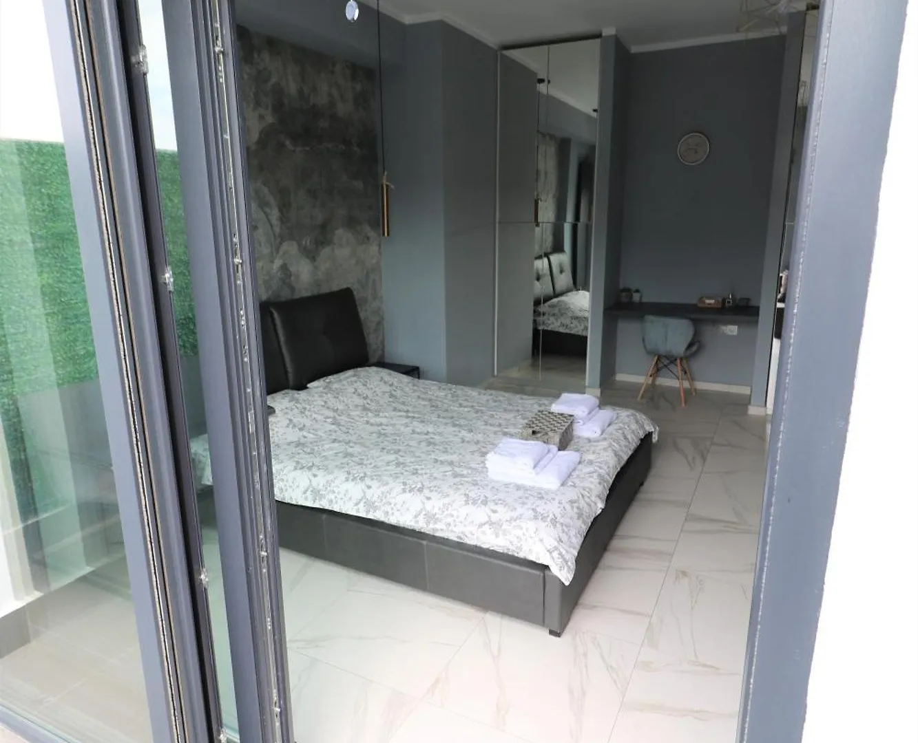 Deluxe Skyline Retreat Studio - Old Town Bucharest 0*,  Romania