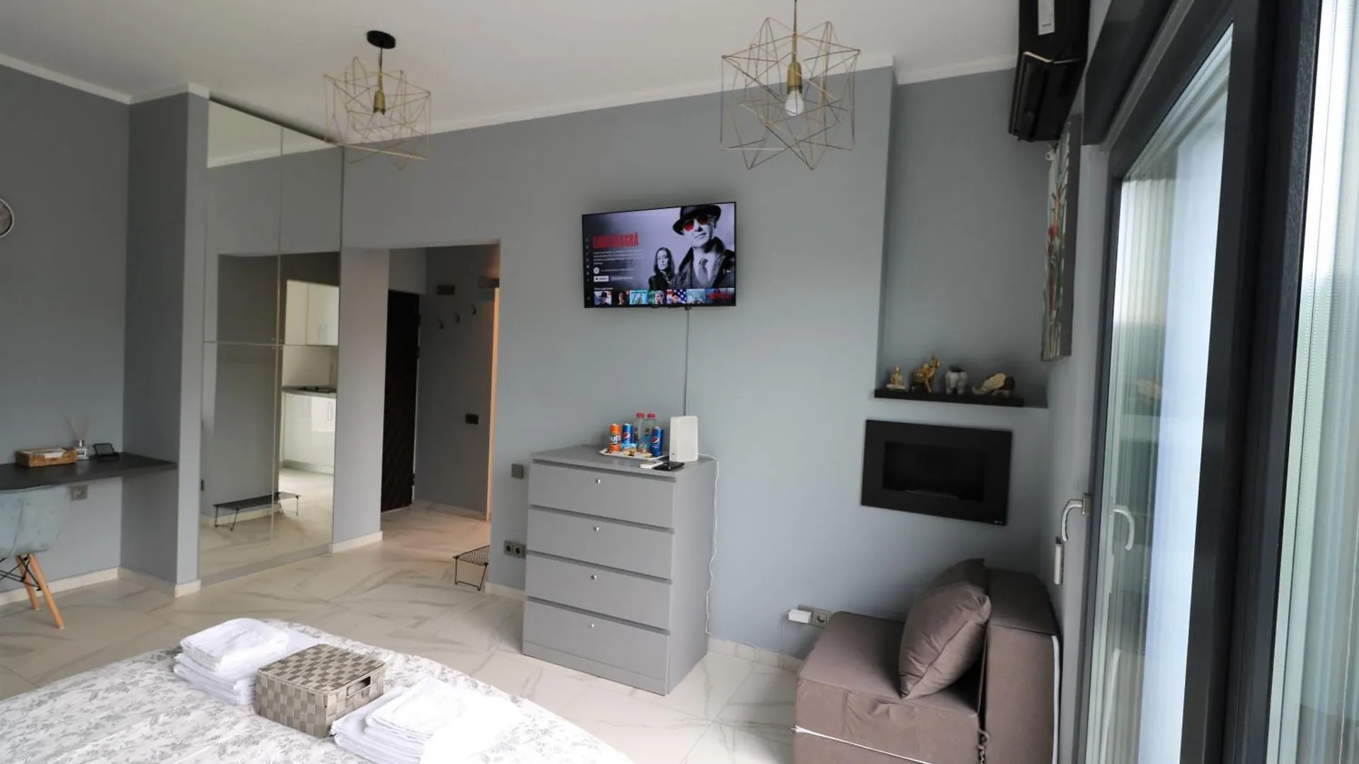Deluxe Skyline Retreat Studio - Old Town Bucharest