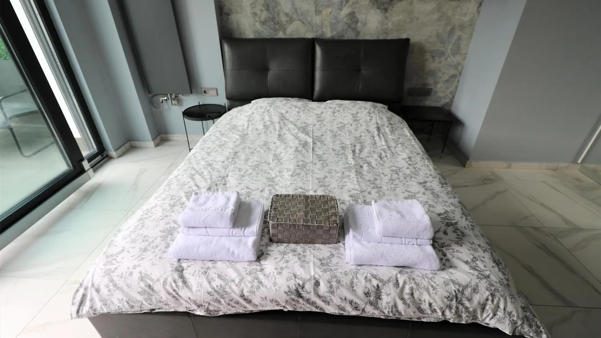 Deluxe Skyline Retreat Studio - Old Town Bucharest Apartment